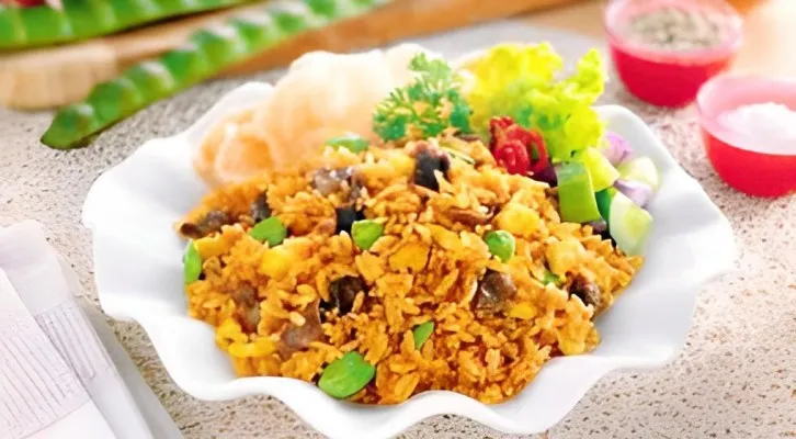 Nasi Goreng Mas Junar: Kenikmatan yang Menggigit Jiwa di Jantung Cilacap